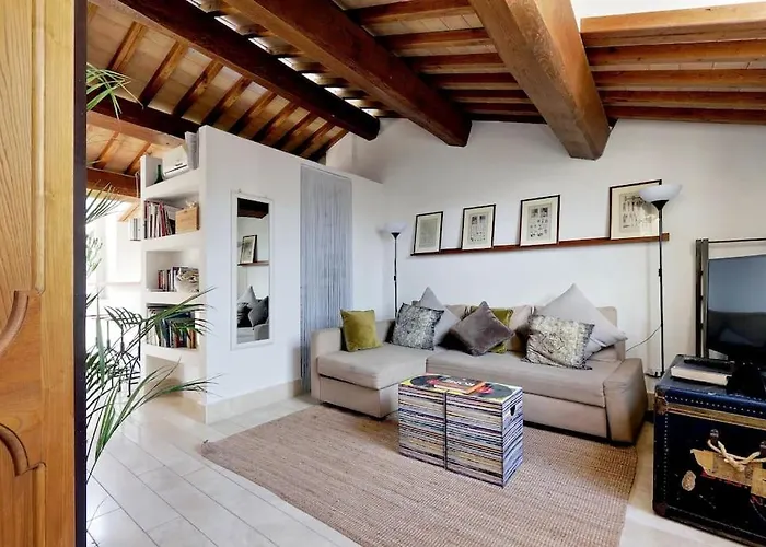 Pantheon Stylish Attic Apartment